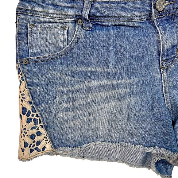 Coastal Cowgirl Denim Booty Shorts Lace Crochet Daisy Flowers Women Size 17 - Picture 4 of 4